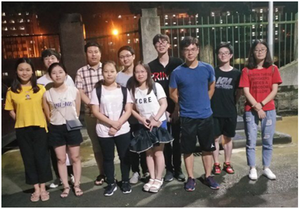 (图为散步谈心过后的合影)