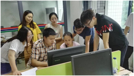 (图为陈老师与工作室成员在讨论)