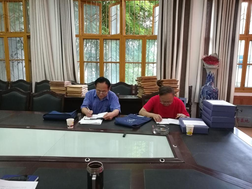 图为:关工委同志认真查阅材料
