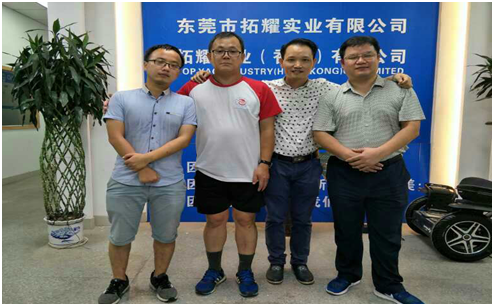 (图为学院领导老师与拓耀实业有限公司负责人合影)
