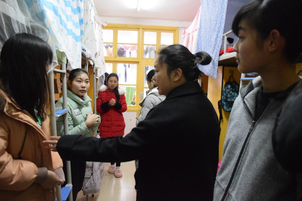 (辅导员丁玉兰老师叮嘱同学添加衣物)