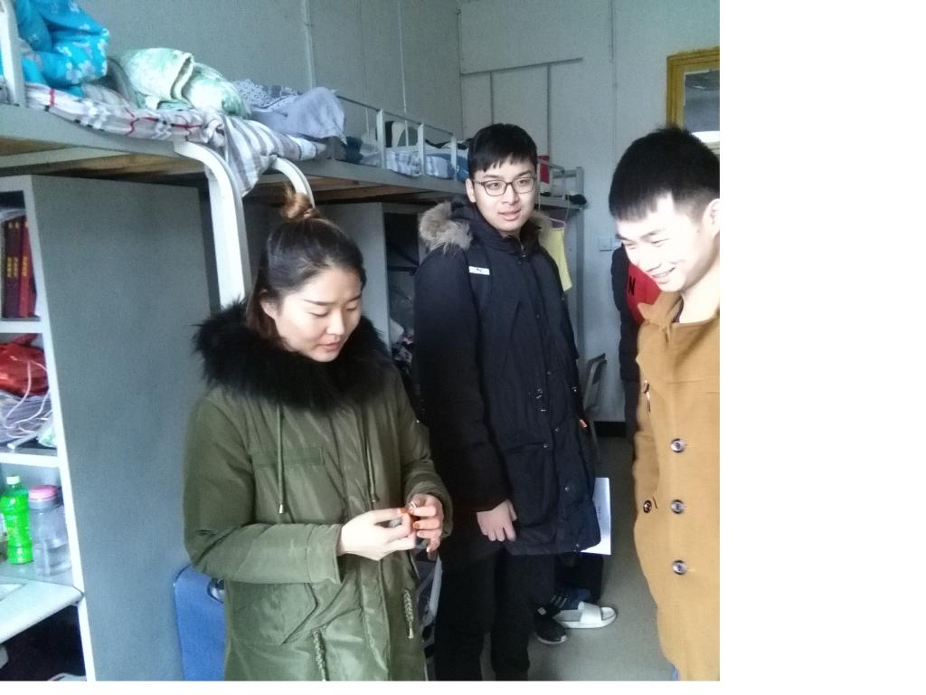(辅导员陈辉老师下寝慰问同学)