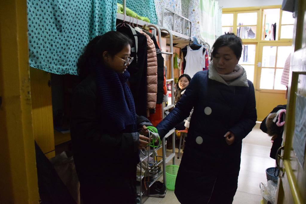 (院党委副书记吴丽华老师下寝查缴违章电器)